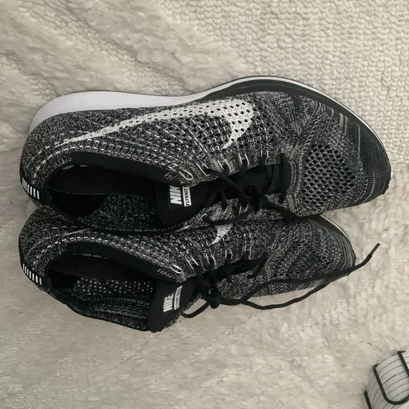 Nike Flyknit Racer Oreo 2.0 - Picture 5 of 7